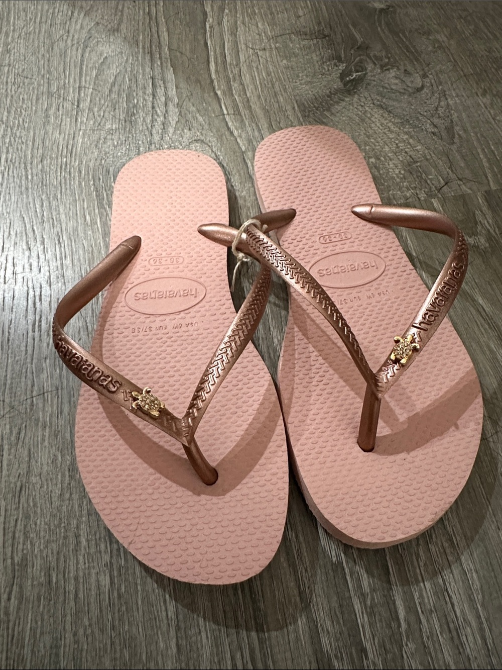 Havaianas Women's Blush Pink Flip Flops with Metallic Rose Straps w/ a Turtle